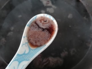 8、红枣黑米粥,撇去浮沫