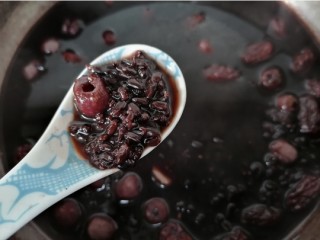 9、红枣黑米粥,这是煮一会之后
