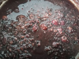 12、红枣黑米粥,煮至黑米软糯即可