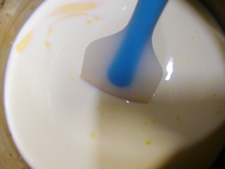 6、芝士烤牛奶,小火硅胶铲不停推动锅底搅动。