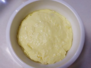 10、芝士烤牛奶,盛到干净的容器里，简单抹平，密封，冰箱冷藏3个小时。