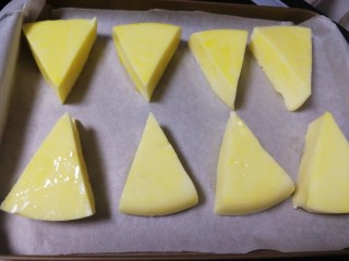 14、芝士烤牛奶,刷上薄薄一层蛋黄液。（两个蛋黄里留一点点）