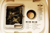 4、海苔贝果,酵母放酵母盒。海苔放入料盒。海苔全部放不下，我就放了一部分进去，剩下的在听到料盒投料的啪啪声时，手动放进面缸。