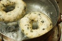 13、海苔贝果,煮贝果的水：水1000g，糖50g煮滚，放入贝果的面胚，一面煮30秒，再翻面煮30秒捞出