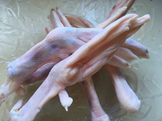 3、绝味鸭爪（卤鸭爪）,修剪后的爪子????，清洗干净后放一边