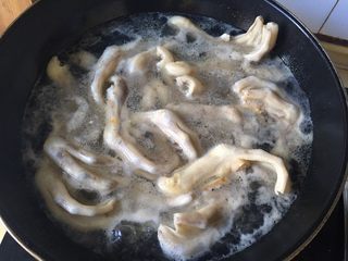 7、绝味鸭爪（卤鸭爪）,把鸭爪放入锅里，加冷水没过爪子，加盖大火煮沸