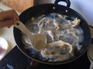 8、绝味鸭爪（卤鸭爪）,待水开后，用勺子捞去泡沫