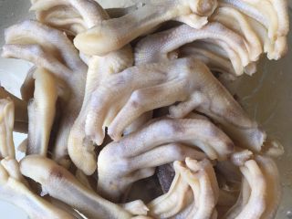 10、绝味鸭爪（卤鸭爪）,待鸭爪冷后，捞出鸭爪沥水