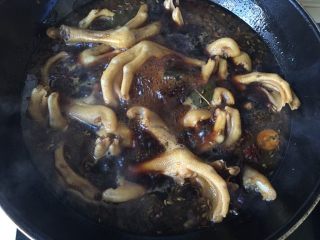 15、绝味鸭爪（卤鸭爪）,大火煮开后煮40分钟，期间需要去翻动，不然上色不均，容易沾锅底，尝一下咸淡，根据需要加盐，然后转中小火