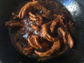 16、绝味鸭爪（卤鸭爪）,煮40分钟后的样子，可以品尝你的手艺啦，根据自己软硬程度再煮20分钟左右，每次等我做完也就3只鸭6条腿没了????