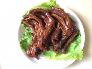 17、绝味鸭爪（卤鸭爪）,可以趁热捞起装盘，品尝了！最好在汤水里浸3个小时，如果晚上做可以浸一晚，那就更入味！