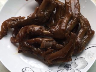 18、绝味鸭爪（卤鸭爪）,浸一晚的效果更香更入味。浸一晚后，第二天早上需要再煮开趁热捞起，不然小茴香花椒这些调料会粘在鸭爪上！绝味鸭爪是野餐，零嘴的好选择！
