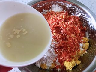 4、蔬菜窝窝头,胡萝卜切碎放一起,用酵母水和成松软的面团。