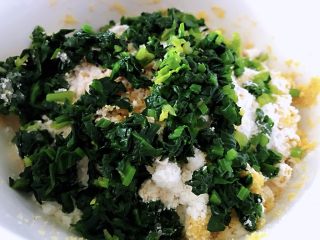 6、蔬菜窝窝头,另一面盆中也是加入普通面粉总量的一半,调味料的一半,菠菜草酸太重,一定要焯水后切碎放一起,