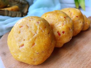 11、蔬菜窝窝头,刚出锅的窝头,最大的建议中别急着吃,主要因为烫,还可能因为水汽比较多,口感有点点的差,感觉到面湿湿的,稍微晾一会儿,温温时,水蒸汽稍微散发后,吃起来就很美味了。一口气吃了4个,无论怎么吃种类多样,搭配丰富才是王道。