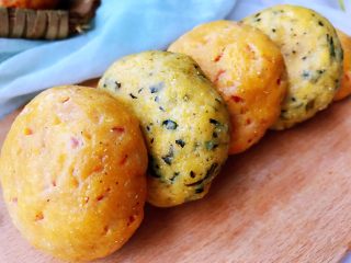 10、蔬菜窝窝头,锅中放水,上屉大火蒸15分钟,关火再焖5分钟就可以了。