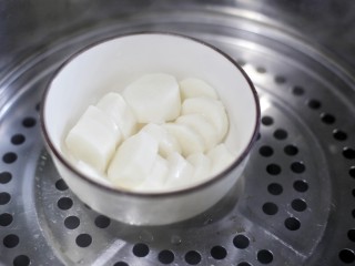 3、甜糯小可爱草莓大福,放入蒸锅蒸约15分钟至完全熟透。