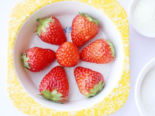 4、甜糯小可爱草莓大福,草莓去蒂。