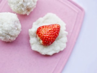 9、甜糯小可爱草莓大福,取适量山药泥揉成圆球，压扁，将草莓尖朝上放进去。