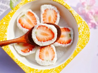 17、甜糯小可爱草莓大福,软糯的口感下包着一颗酸甜可口的草莓，夹杂着淡淡的奶香，一口下去，水果汁儿都蹦出来了，真的超级过瘾！