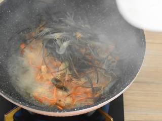 1、油爆虾—火爆杭州的老头儿油爆虾，自己在家也能做,油温7成热倒入河虾，炒至变色控油捞出。