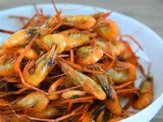 2、油爆虾—火爆杭州的老头儿油爆虾，自己在家也能做,油烧热把虾复炸10秒后盛出备用。