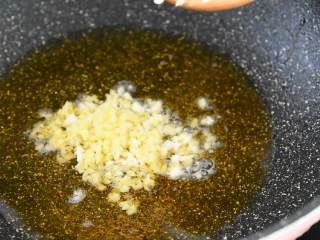 3、油爆虾—火爆杭州的老头儿油爆虾，自己在家也能做,蒜末、姜末炒出香味。