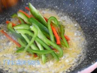 4、油爆虾—火爆杭州的老头儿油爆虾，自己在家也能做,下青红椒炒至断生。