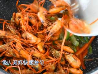 5、油爆虾—火爆杭州的老头儿油爆虾，自己在家也能做,倒入河虾快速炒匀。