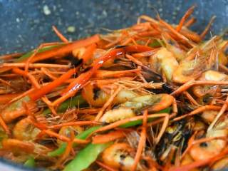 6、油爆虾—火爆杭州的老头儿油爆虾，自己在家也能做,加入料酒、2勺生抽、半勺老抽，炒匀。