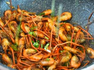 7、油爆虾—火爆杭州的老头儿油爆虾，自己在家也能做,加1勺盐、3大勺糖，炒匀后撒入葱花即可。