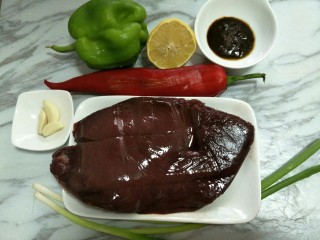 1、酱爆肝丁,准备食材