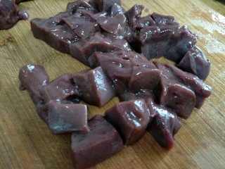 3、酱爆肝丁,猪肝切成大小匀称的丁状~