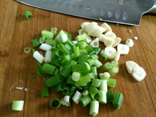 7、酱爆肝丁,葱蒜切碎~