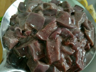 8、酱爆肝丁,将猪肝将水份控出~