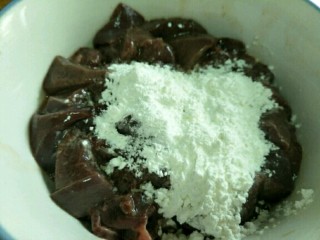 9、酱爆肝丁,另放入碗中,加入淀粉抓匀上浆~