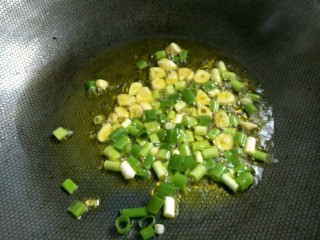 11、酱爆肝丁,另起锅留底油,依次放入葱蒜~