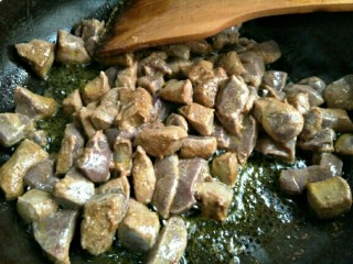 10、酱爆肝丁,另起锅留底油,将猪肝放入炒至变色后3-5分钟即可关火~