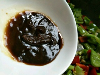 13、酱爆肝丁,接着放入甜面酱~