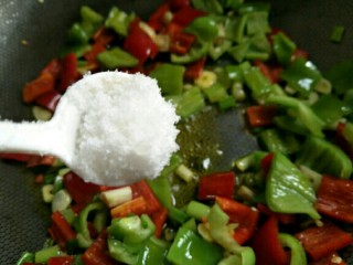 16、酱爆肝丁,白糖、食盐进行调味