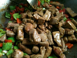 17、酱爆肝丁,调味后,放入肝丁改大火翻炒至熟