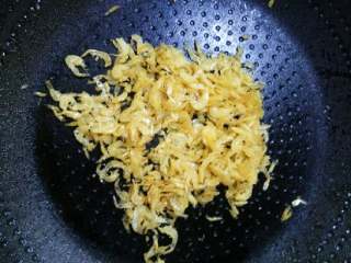 2、咸豆浆,虾皮洗净，用锅干焙出香味盛出备用