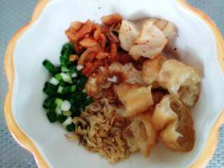 4、咸豆浆,碗里放入虾皮、小葱、咸菜、少量盐、胡椒粉、醋