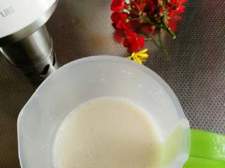 5、咸豆浆,豆浆过滤，倒入碗里，上面淋上辣椒油、香油，再加点紫菜，吃时一搅拌当豆浆遇上醋，一酸一碱综合后，豆浆瞬间变成了豆花