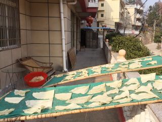 16、纯手工豆腐皮,最后将做好的豆腐皮晾晒干即可。