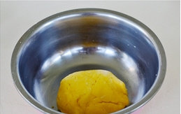 5、白桃薄荷塔,加入蛋黄，香草精。