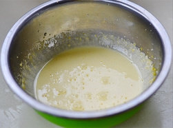 8、白桃薄荷塔,蛋黄，细砂糖混合。