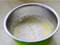 9、白桃薄荷塔,用打蛋器搅拌均匀。