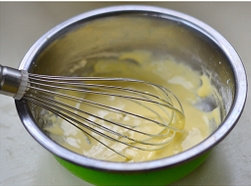 10、白桃薄荷塔,加入过筛后的低筋粉。