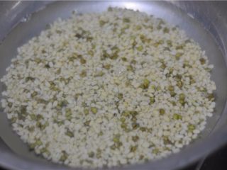 2、爱心杏仁慕斯,用手搓掉外皮，将绿豆皮捞出，我家的绿豆是自己种的，颗粒比较小，比较紧实，还有一部分没泡胀，搓不掉，我又泡了24小时